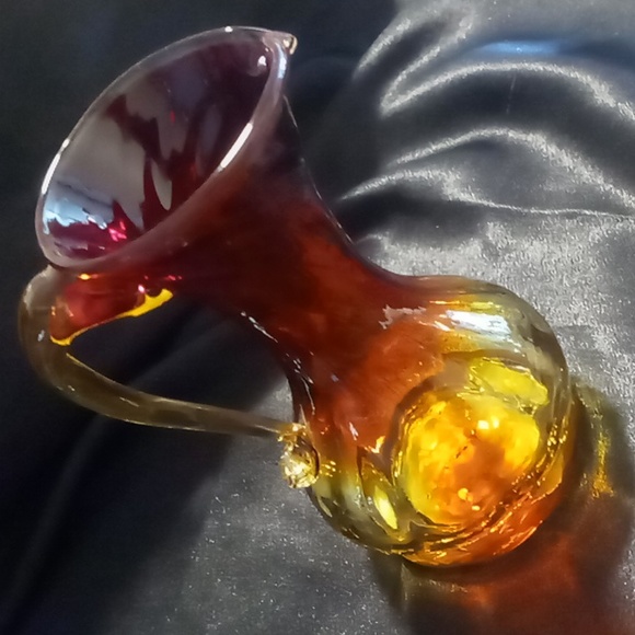 Vintage red vase amberinia glass red carnival glass vase . - Picture 2 of 9